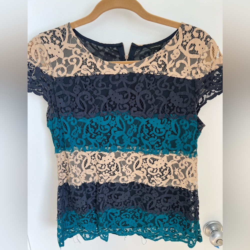 Ann Taylor M lace overlay lined blouse